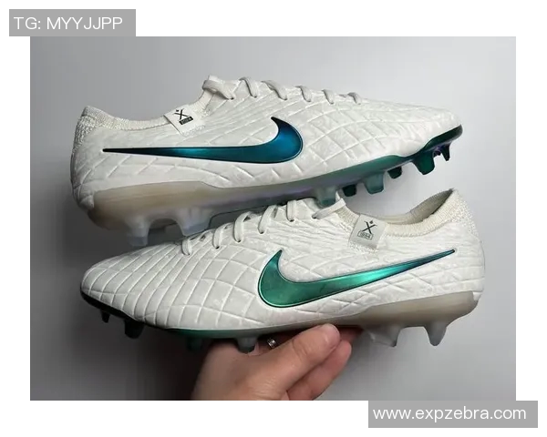 传奇足球鞋球星上脚瞬间展示 经典与创新并存的脚下风采