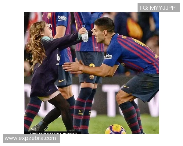 偶遇足球球星的奇妙瞬间：从陌生人到亲密合影的背后故事